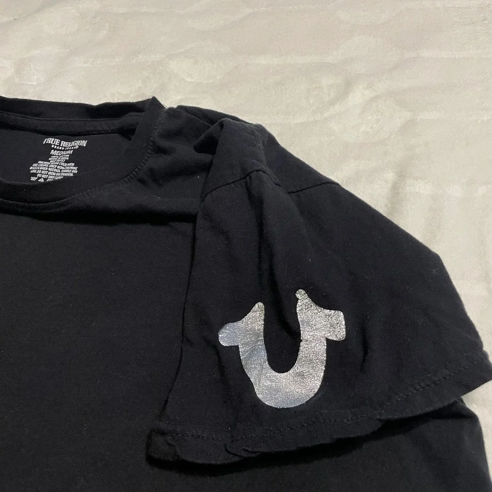 True Religion T-Shirt Mens Medium Black Silver Horseshoe Logo Short Sleeve Tee